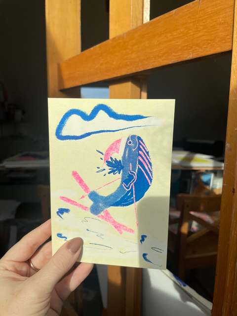 skiënde walvis met kerstmuts